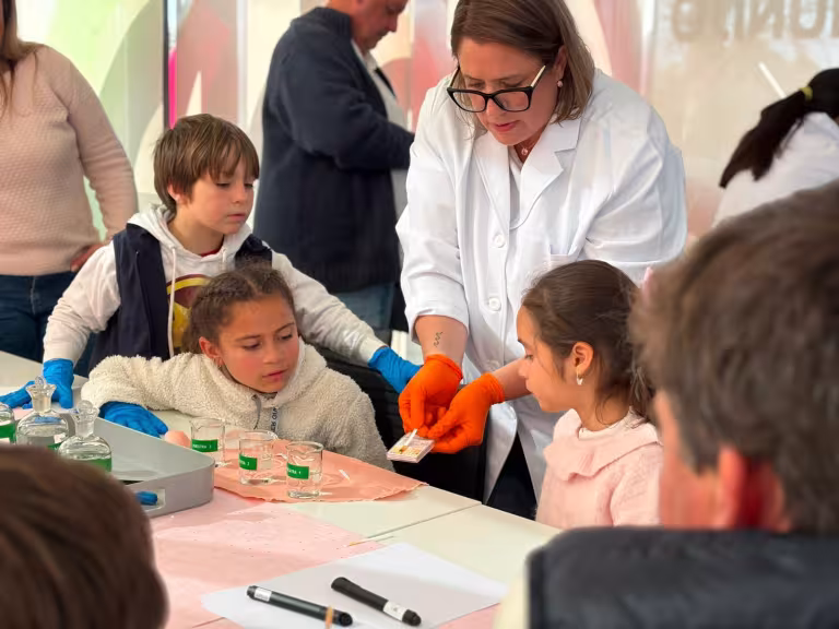 Taller "El agua bajo la lupa" | Vacaciones de Primavera en Energimundo