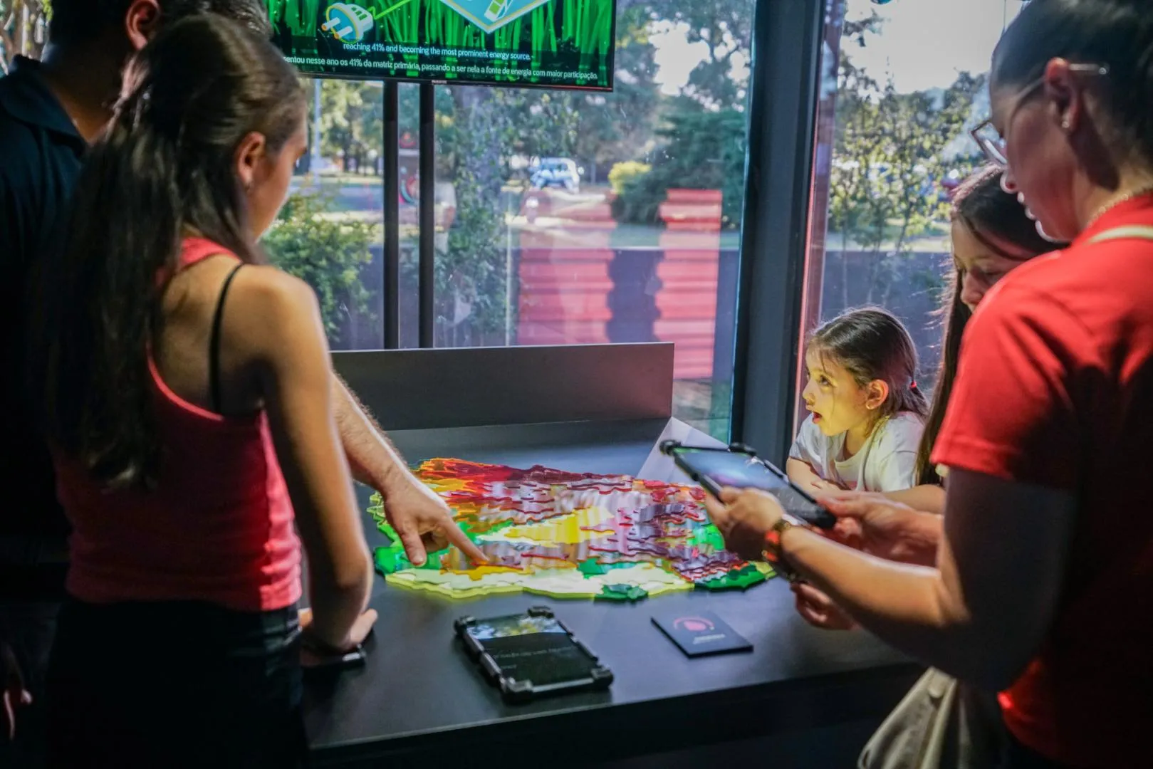 Niños explorando con realidad aumentada